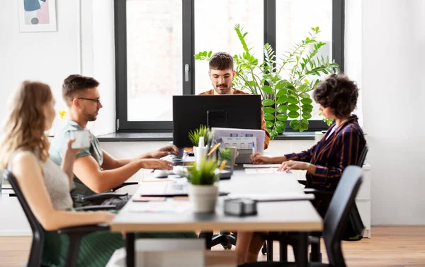 Equipe de negócios ou startuppers que trabalham no escritório — Fotografia de Stock