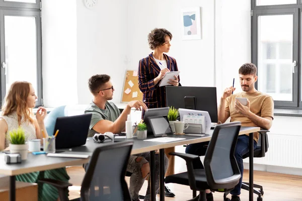 Equipe de negócios ou startuppers que trabalham no escritório — Fotografia de Stock