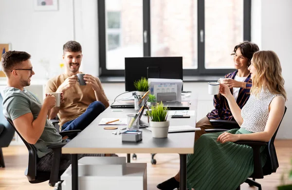 Equipe de startuppers beber café no escritório — Fotografia de Stock