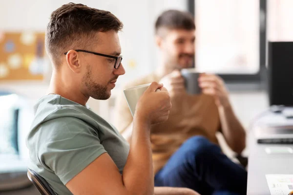 Мужчины или стартаперы пьют кофе в офисе — стоковое фото