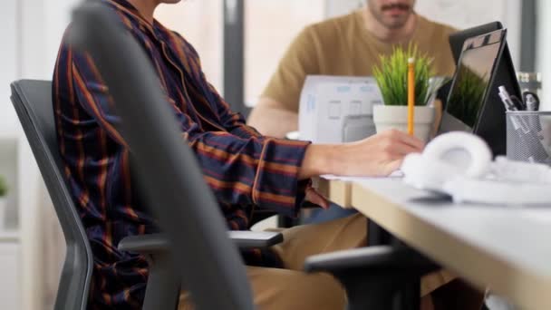 Femme ou ui designer travaillant au bureau — Video