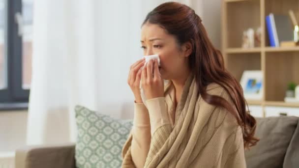 Nemocná žena foukání nos v papírové tkáni doma — Stock video