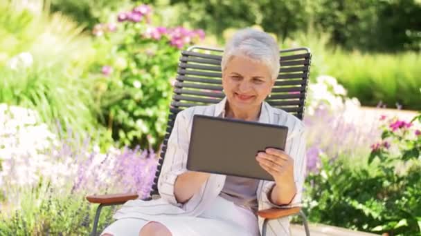 Heureuse femme âgée avec tablette PC au jardin d'été — Video