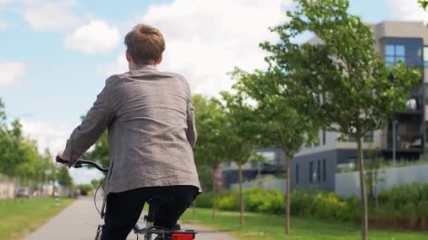 Młody człowiek jazda na rowerze na ulicy miasta — Wideo stockowe