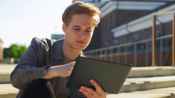 Mladý muž s tabletou PC a pitím na střeše — Stock video