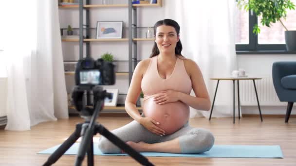 Glad gravid kvinna bloggare inspelning yoga video — Stockvideo