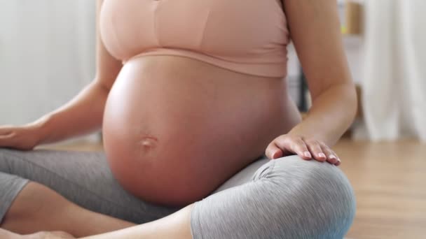 Vermoeide zwangere vrouw die thuis sport — Stockvideo