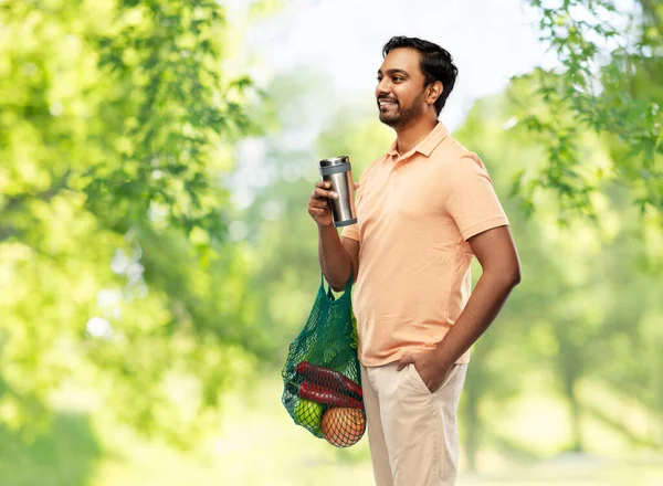 Mann mit Essen in Tüte und Becher oder Thermobecher — Stockfoto