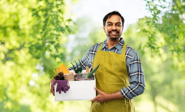 Indiase tuinman of boer met doos tuingereedschap — Stockfoto