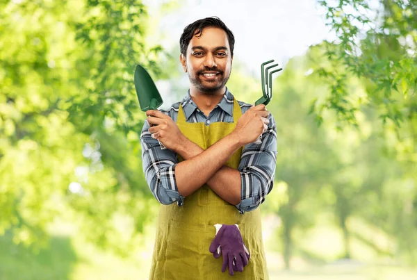 Indiase tuinman of boer met doos tuingereedschap — Stockfoto