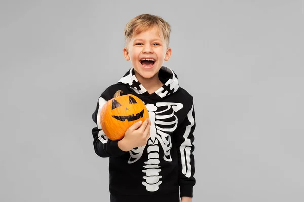 Щасливий хлопчик в костюмі Хеллоуїна з джеком-о-лінійкою — стокове фото