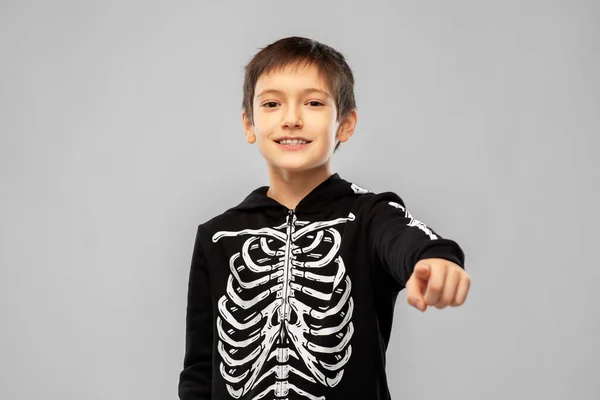 Menino em halloween traje de esqueleto — Fotografia de Stock