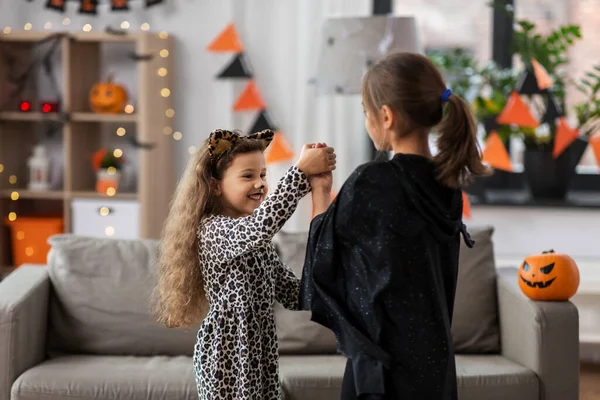 Flickor i halloween kostymer dansar hemma — Stockfoto