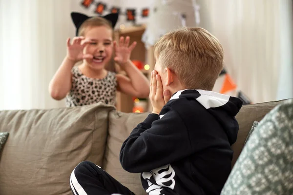 Enfants en costumes d'Halloween s'amuser à la maison — Photo