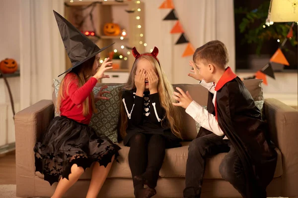 Ungar i halloween kostymer leker hemma — Stockfoto
