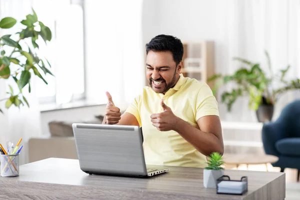 Pria indian bahagia dengan laptop di kantor pusat — Stok Foto