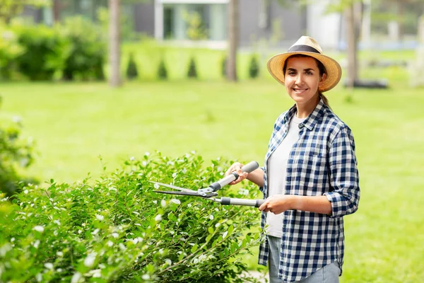Frau mit Baumschneider schneidet Äste im Garten — Stockfoto