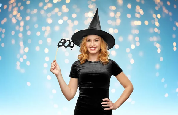 Mujer en traje de Halloween de bruja con accesorio Fotos De Stock