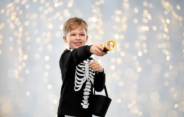 男孩与糖果和手电筒之间的光圈 — 图库照片