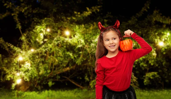 Dziewczyna w kostium halloween z jack-o-latarnia — Zdjęcie stockowe