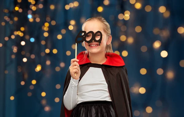 Flicka i kostym av dracula med mantel på halloween — Stockfoto