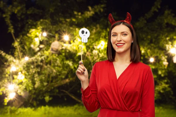 Šťastná žena v červeném halloween kostýmu ďábla — Stock fotografie