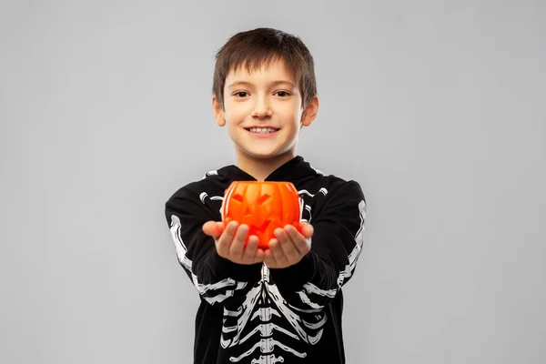 Boy in halloween costume with jack-o-lantern — Stock Photo, Image