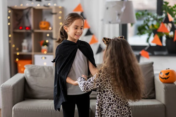 Meninas em trajes de Halloween dançando em casa — Fotografia de Stock