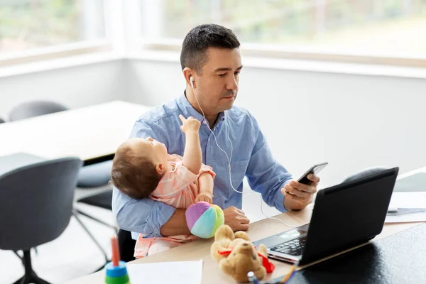 Tată cu copil care lucrează la birou — Fotografie, imagine de stoc