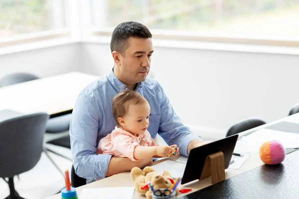 Padre con bambino che lavora su tablet pc a casa — Foto Stock