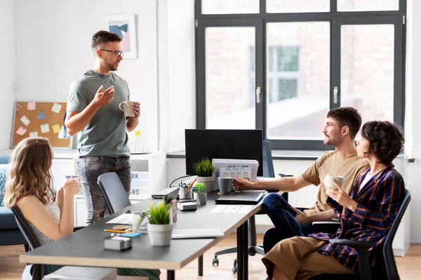 Zespół startuperów pijących kawę w biurze — Zdjęcie stockowe