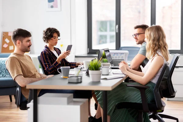 Equipe de negócios ou startuppers que trabalham no escritório — Fotografia de Stock