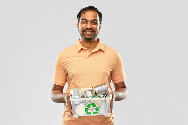 Sourire jeune homme indien tri des déchets métalliques — Photo