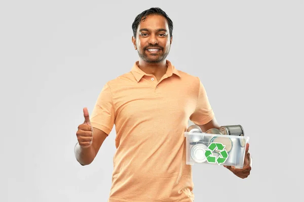 Lächelnder junger indischer Mann beim Sortieren metallischer Abfälle — Stockfoto