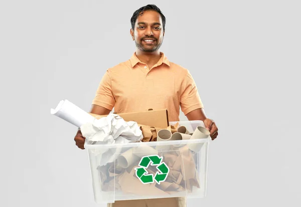 Sourire jeune homme indien tri déchets de papier — Photo