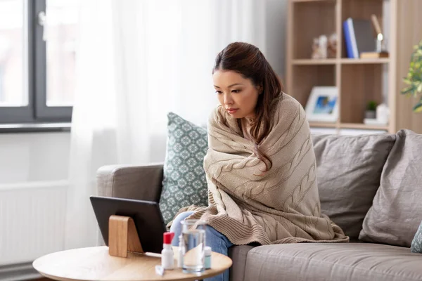 Άρρωστη γυναίκα που έχει βιντεοκλήση στον υπολογιστή tablet στο σπίτι — Φωτογραφία Αρχείου