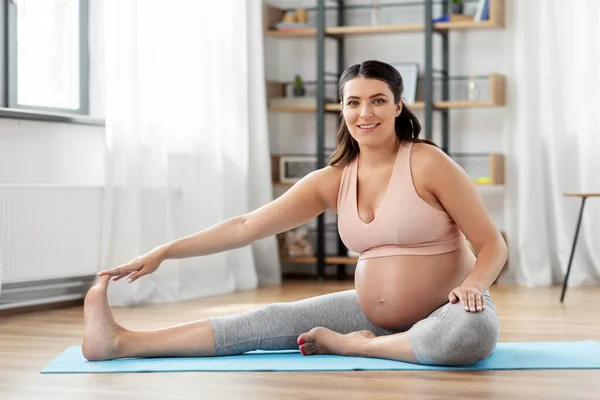 Gelukkig zwanger vrouw doet sport thuis — Stockfoto