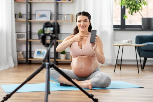 Happy pregnant woman blogger recording yoga video — Stock Photo, Image