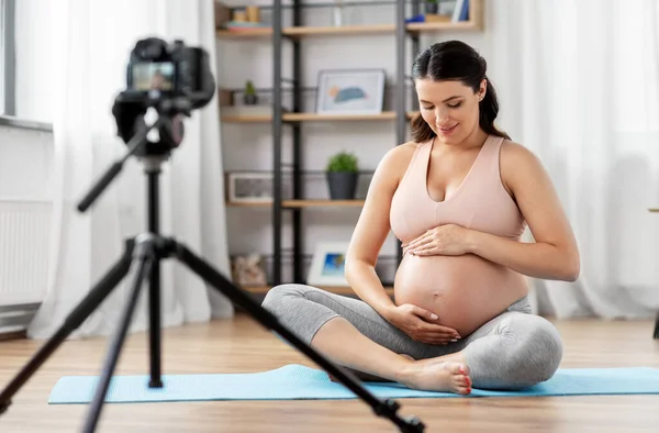 Happy pregnant woman blogger recording yoga video — Stock Photo, Image