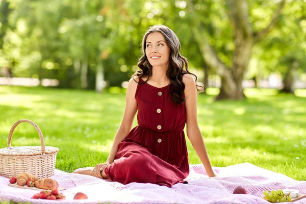 Mulher feliz com cesta de piquenique no parque de verão — Fotografia de Stock