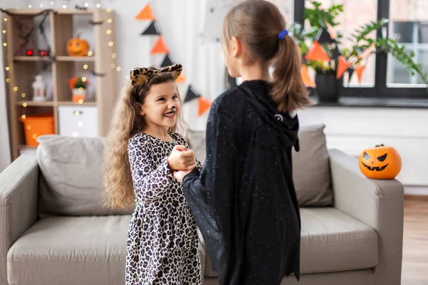 Meninas em trajes de Halloween dançando em casa — Fotografia de Stock
