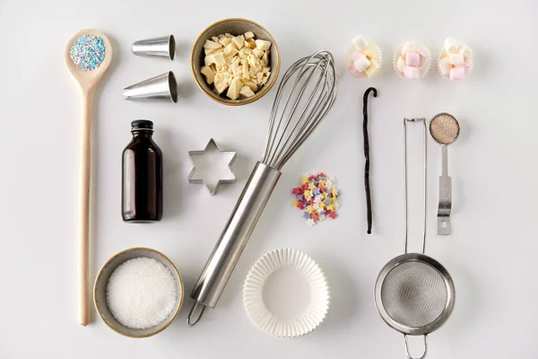 Ingredienti di cottura e utensili da cucina per la cottura — Foto Stock
