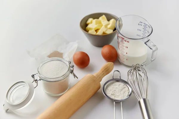 Ingredientes y herramientas para cocinar alimentos en la mesa — Foto de Stock