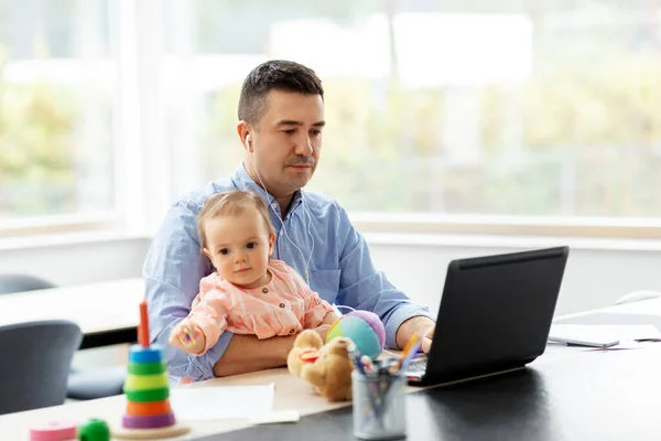 Padre con bambino che lavora a casa ufficio — Foto Stock