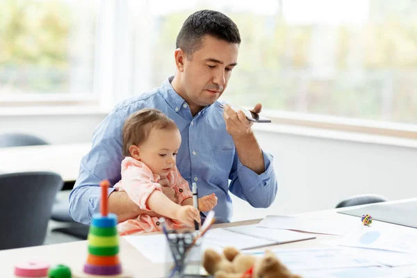 Padre con bambino e telefono che lavora a casa ufficio — Foto Stock