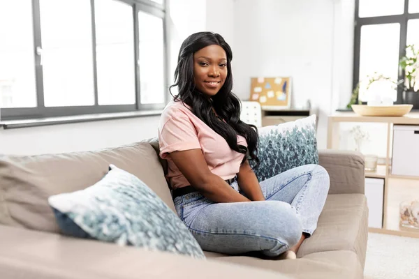 Felice giovane donna africana americana a casa — Foto Stock