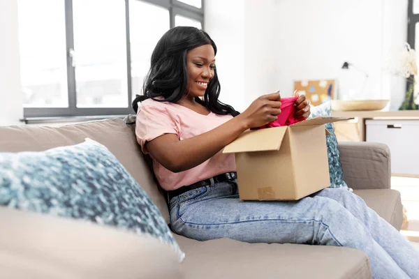 Afrikaans amerikaanse vrouw openen pakket doos thuis — Stockfoto
