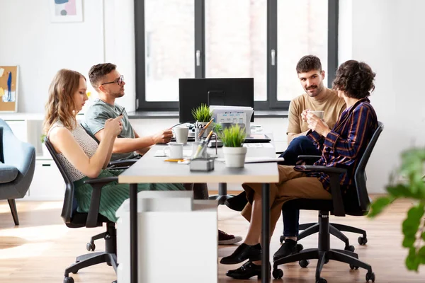 Tým startupperů pijících kávu v kanceláři — Stock fotografie