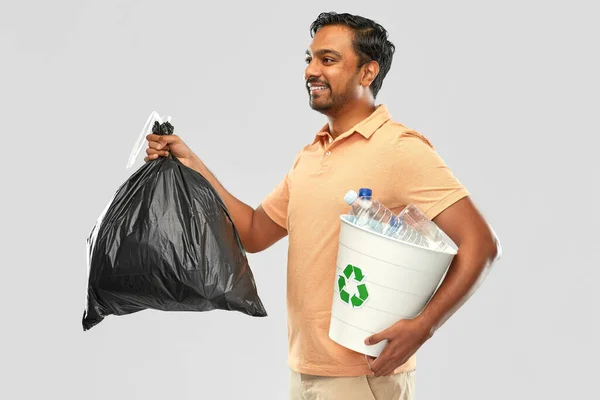 Hombre indio sonriente clasificación de papel y residuos de plástico — Foto de Stock