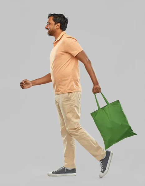 Muž s opakovaně použitelnou plátěnou taškou na nákupy potravin — Stock fotografie